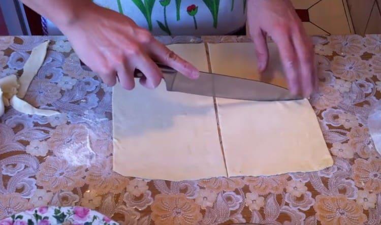 Die Teigschicht wird in 4 Quadrate geschnitten.