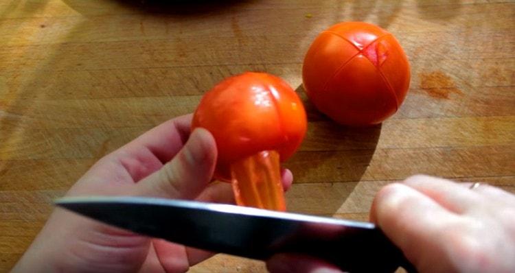 Tomaten von der Haut schälen.