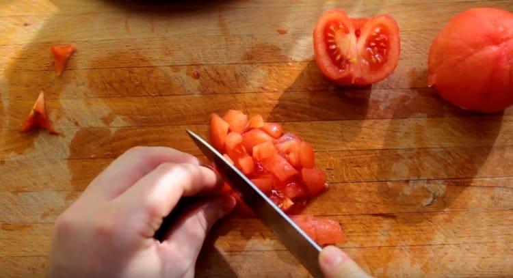 Die geschälten Tomaten würfeln.