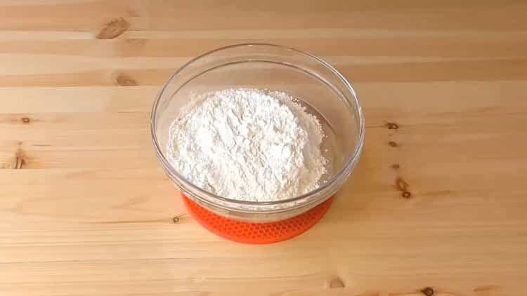 Per la preparazione di pasta sfoglia con ricotta, setacciare la farina