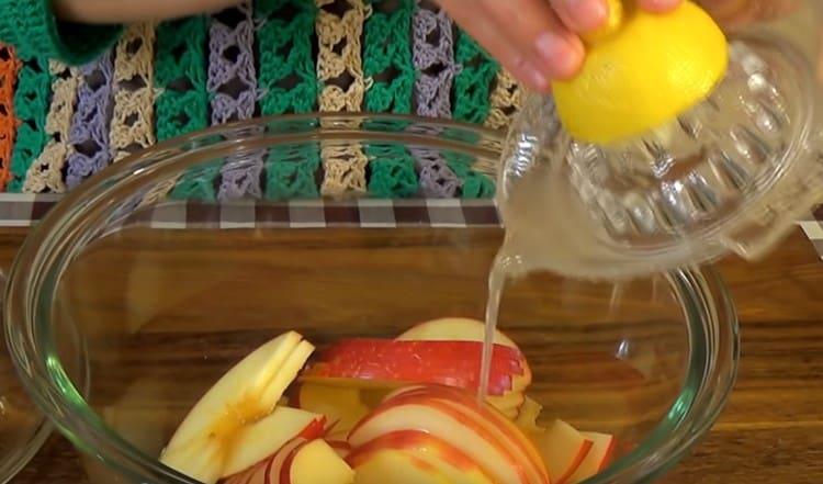 Gießen Sie Äpfel mit Zitronensaft.