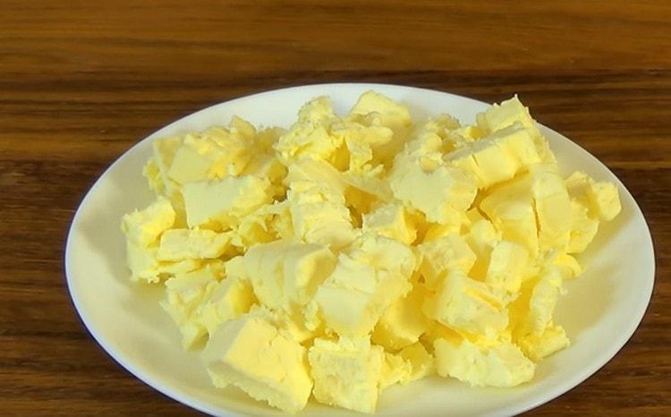 Kalte Butter in Stücke schneiden.