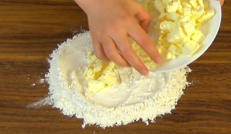 Gießen Sie die Butter in das Mehl.