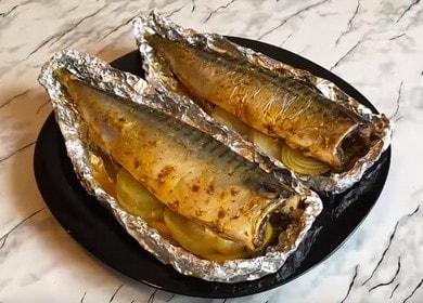 Ang buong mackerel sa foil, inihurnong sa oven - masarap, mabango at napaka malambot