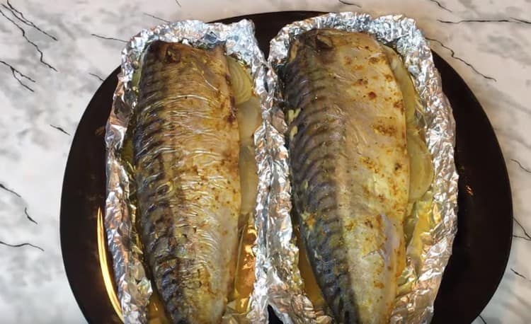 Ang buong mackerel, inihurnong sa oven sa foil, ay hindi lamang masarap, ngunit mukhang napaka-pampagana din.