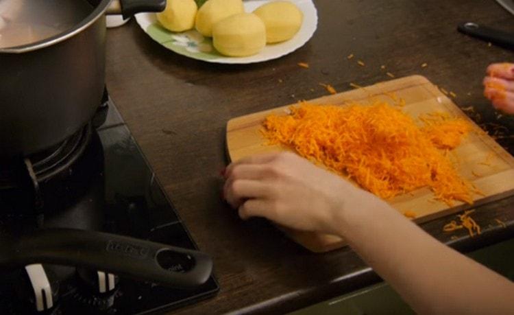 Strofina le carote su una grattugia fine.