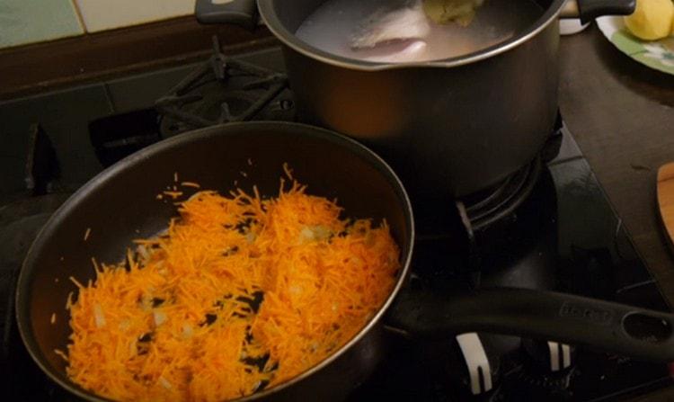 Filtra le carote con le cipolle fino a renderle morbide nella padella.