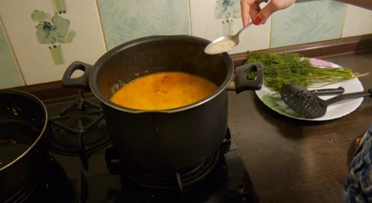 Come puoi vedere, la zuppa cremosa al salmone è facile da preparare.