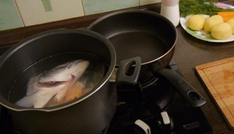 Riempi il pesce in una padella con acqua e mettilo a cuocere.