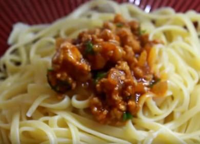 Prepariamo spaghetti profumati con carne macinata e concentrato di pomodoro secondo una ricetta passo-passo con una foto.