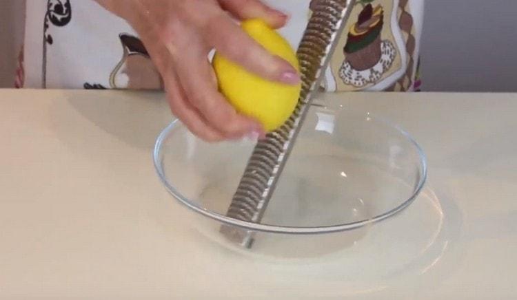 Auf einer feinen Reibe die Zitronenschale reiben.