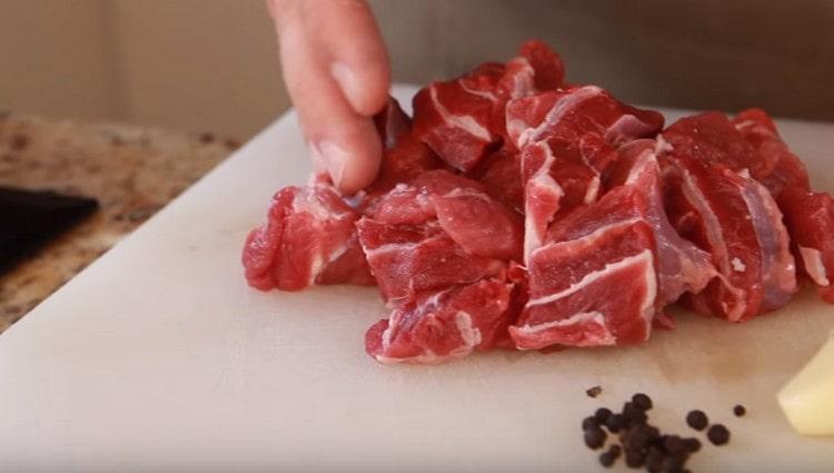 Schneiden Sie das Fleisch in Scheiben, um den Teig zuzubereiten.