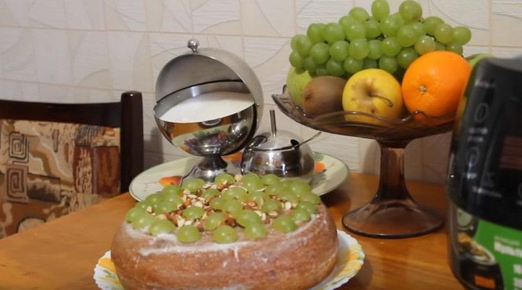 Der im Slow Cooker gekochte Quarkkuchen kann zusätzlich mit Nüssen und Beeren dekoriert werden.