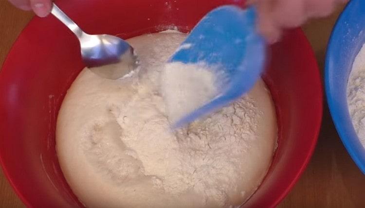 Dahan-dahang ipakilala ang sifted flour sa kuwarta.