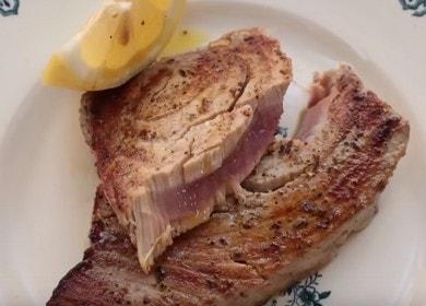 Cuciniamo correttamente il tonno alla griglia: una ricetta passo dopo passo con una foto.