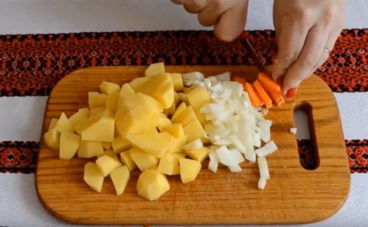 Karotten können in Streifen geschnitten werden.