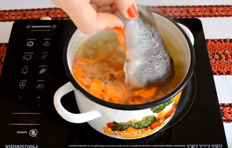 Quando le verdure sono pronte, metti il ​​pesce persico in una casseruola.