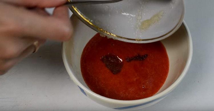 Magdagdag ng gelatin sa mainit na strawberry puree at ihalo hanggang sa tuluyang matunaw.