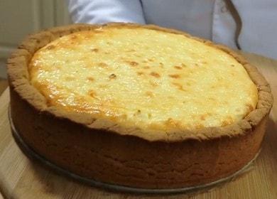 Ετοιμάζουμε ένα νόστιμο cheesecake με τυρί cottage με αρτοσκευάσματα σύμφωνα με μια συνταγή βήμα προς βήμα με μια φωτογραφία.