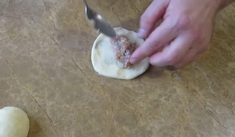 Um das Weiß im Ofen zuzubereiten, geben Sie die Füllung auf den Teig