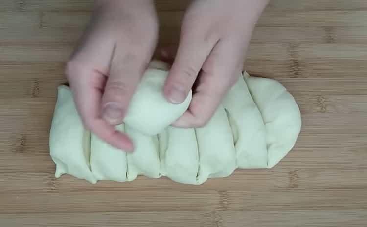 Per preparare i panini, tagliare l'impasto