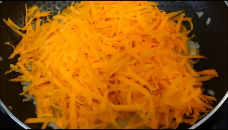 Karotten für die Herstellung von rosa Lachs braten