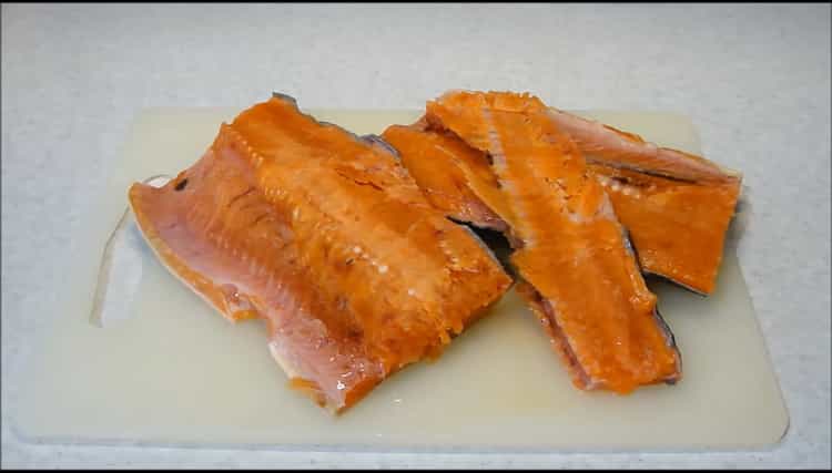 Für die Herstellung von rosa Lachs mit Zwiebeln, Karotten. bereite die Zutaten vor
