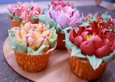 Ang isang simpleng recipe para sa mga cupcakes at mga pagpipilian para sa dekorasyon na may wet meringue cream