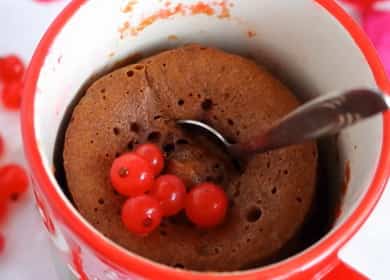 Κέικ χωρίς γάλα στο φούρνο μικροκυμάτων σύμφωνα με μια συνταγή βήμα προς βήμα με φωτογραφία