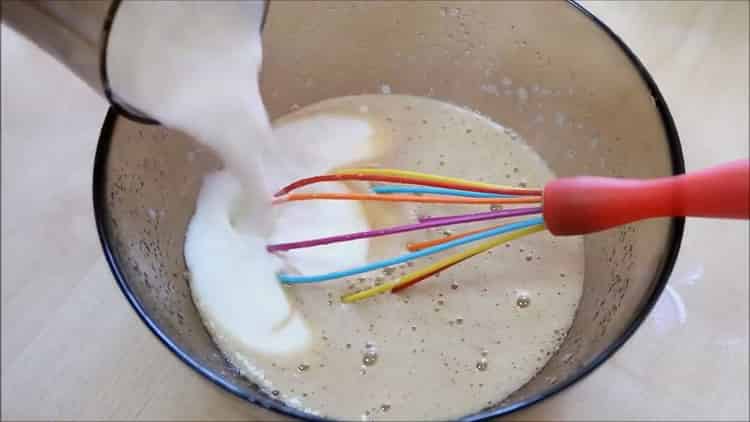 Um einen Cupcake in Milch zu machen, mischen Sie die Zutaten.