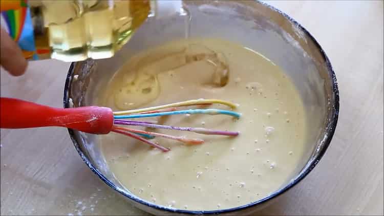 Fügen Sie Butter hinzu, um einen kleinen Kuchen in Milch zu machen
