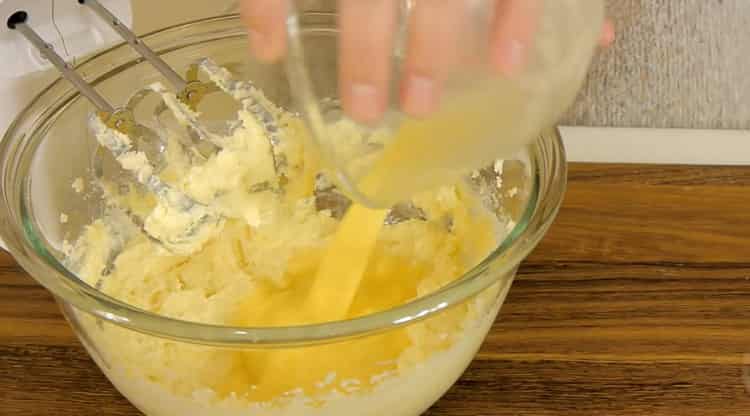 Fügen Sie Butter hinzu, um das Muffin zu machen