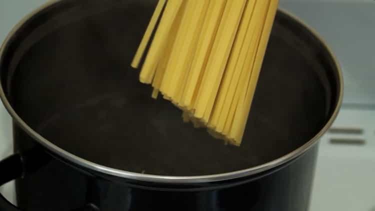 Upang magluto ng spaghetti, lutuin ang pasta