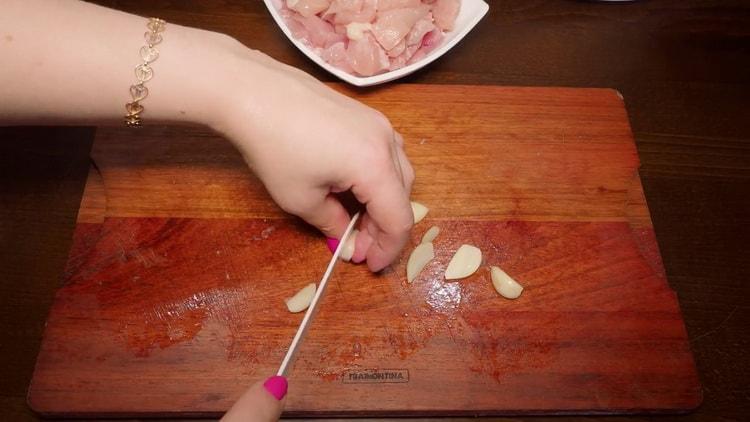I-chop ang bawang para sa pasta