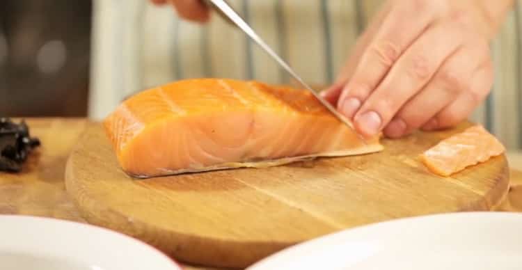 Upang makagawa ng salmon pasta, gupitin ang mga isda