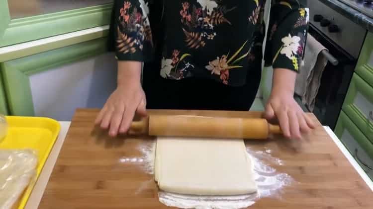 Upang makagawa ng puff pastry baklava i-roll ang kuwarta