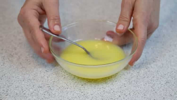 Um Kuchen mit Blätterteigfleisch zuzubereiten, schmelzen Sie die Butter