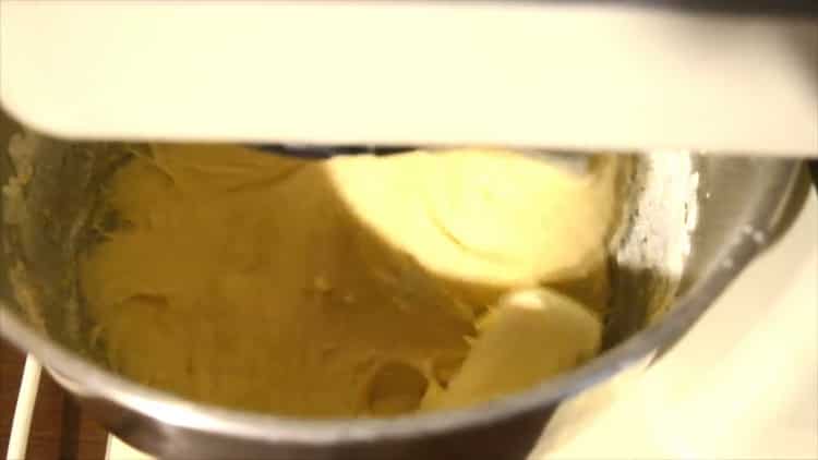 Fügen Sie Butter hinzu, um üppige Brötchen zu machen