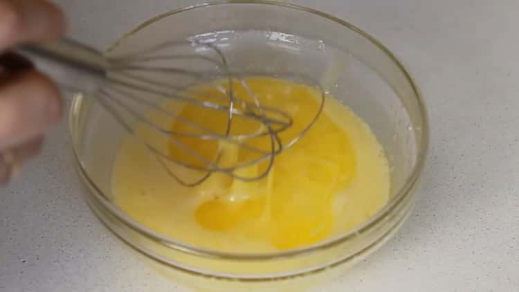 Eier schlagen, um Brötchen zu machen.