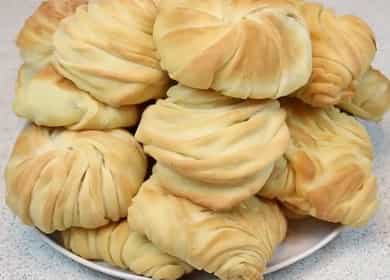 Kahanga-hangang keso puff pastry roll