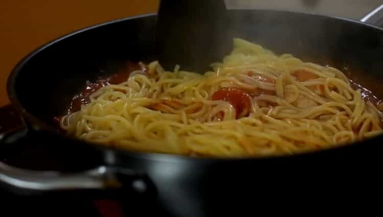 Gumalaw ng mga sangkap upang makagawa ng spaghetti.