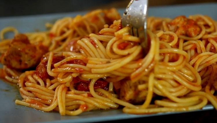 Upang maghanda ng spaghetti, ihanda ang lahat ng kailangan mo