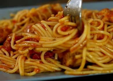 Spaghetti na may manok sa maanghang na sarsa ng kamatis - mabilis at masarap na hapunan 🍝