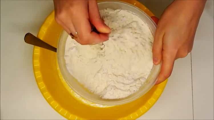 Setacciare la farina per preparare una torta di banana cagliata