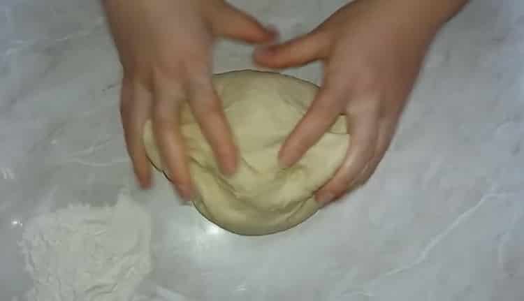Knead ang kuwarta upang makagawa ng isang pie dough.