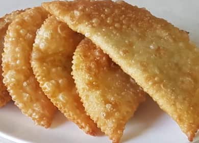 Puff pastry chebureks ayon sa isang hakbang-hakbang na recipe na may larawan