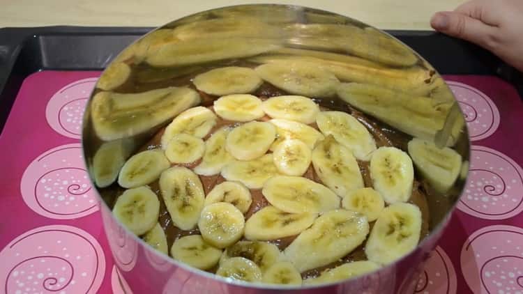 Per fare una torta di banane al cioccolato, metti la banana sull'impasto