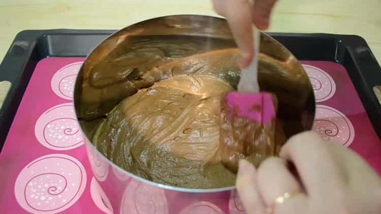 Per preparare un muffin alla banana e cioccolato, prepara uno stampo