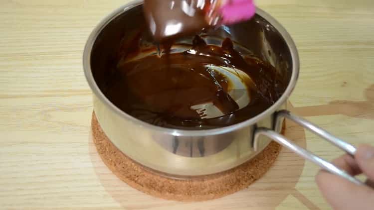Per preparare il muffin alla banana e cioccolato, prepara la glassa