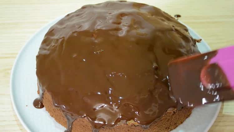 Per preparare una torta al cioccolato e banana, ingrassa la torta